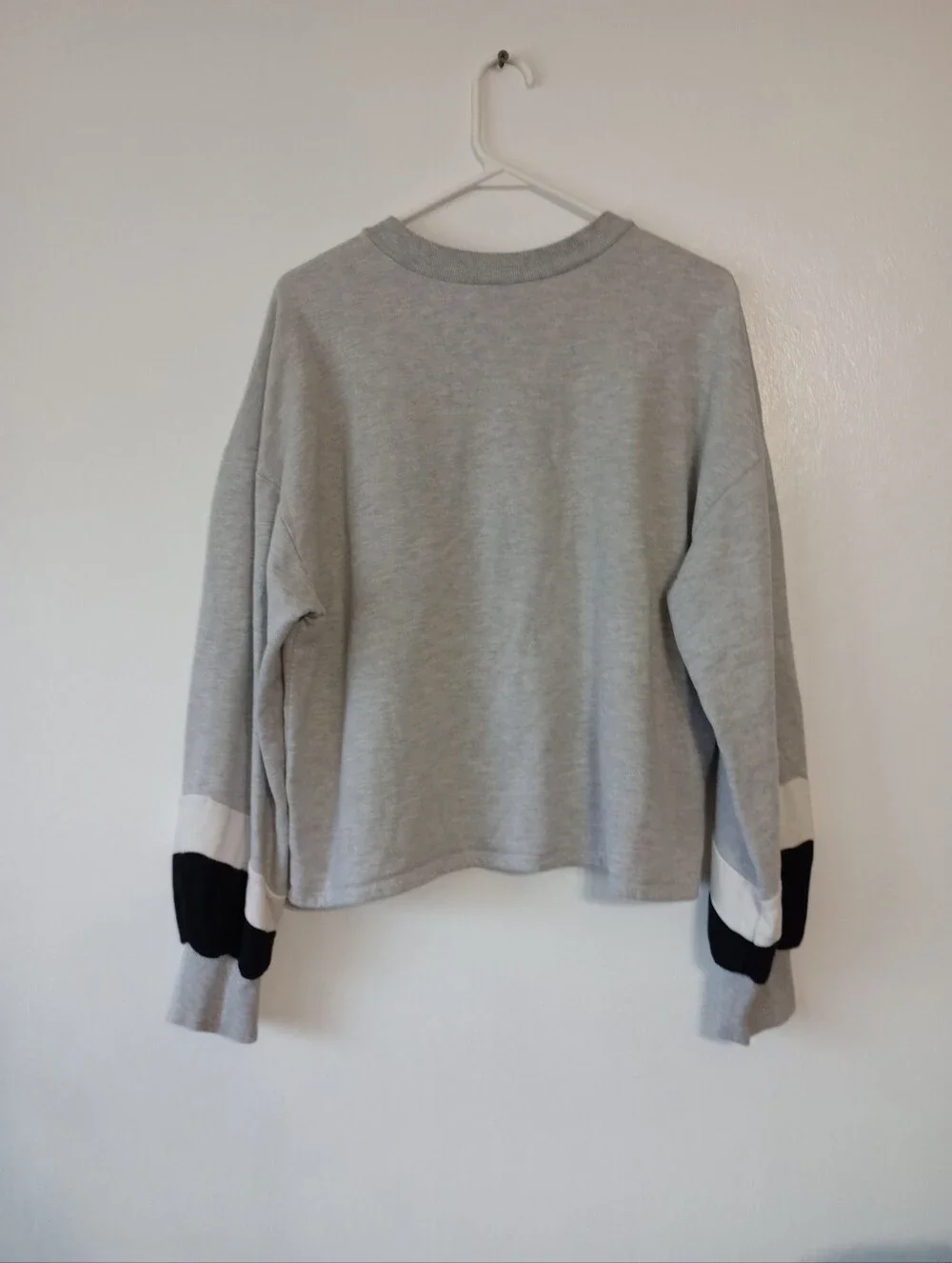 Disney Hocus Pocus Junior Womens Gray Witch Sweatshirt size L(11-13)